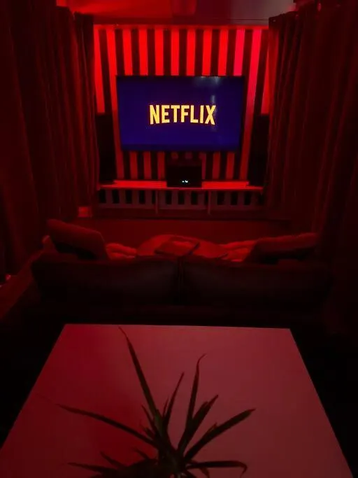 Expérience cinéma immersif dans appartement rénové près de Montmartre-1